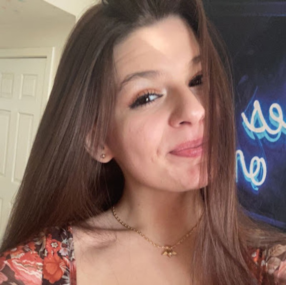 Profile Picture of Danielle Mcnamee (@daniellemcna103) on Poshmark
