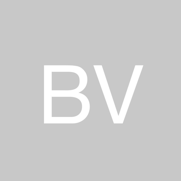 Profile Picture of Biannca Valenzuela (@bianncav) on Poshmark