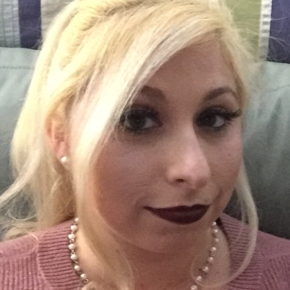 Kristen Bartuccio - Poshmark Profile Picture of Kristen Bartuccio (@queentwi) on Poshmark