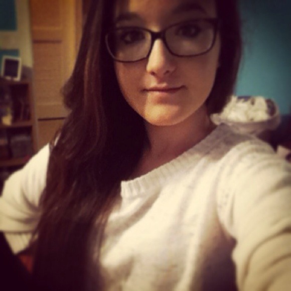 Profile Picture of Amanda Sloup (@amandaslouo) on Poshmark