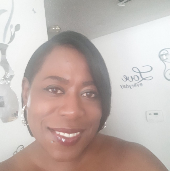 Lynette r Parker - Poshmark Profile Picture of Lynette r Parker (@kshd62) on Poshmark