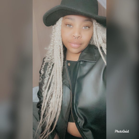 Profile Picture of Paradyse Lawshea (@bombbeezy1) on Poshmark