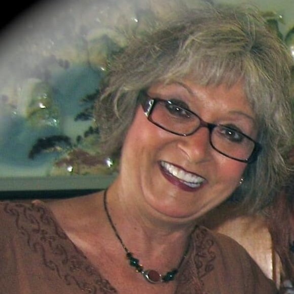 Arlene Pechta - Poshmark Profile Picture of Arlene Pechta (@arlenepechta) on Poshmark