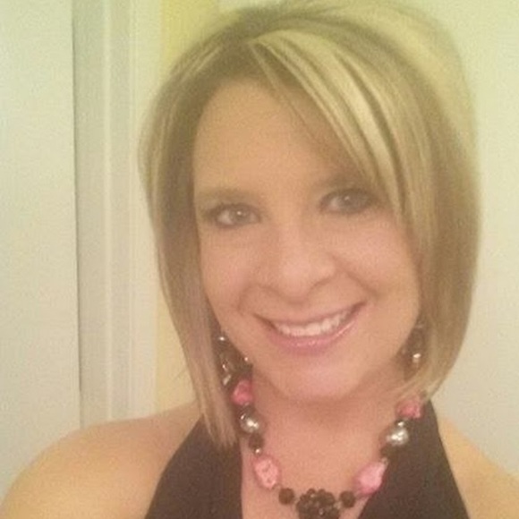 Profile Picture of Julie Cranmer (@jmcranmer03) on Poshmark