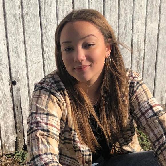 Profile Picture of Aleya Learmann (@aleyalearmann) on Poshmark