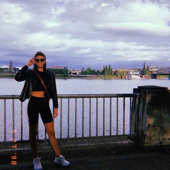 Profile Picture of Mariella Vandenkooy (@mariella15) on Poshmark