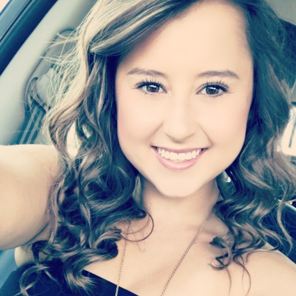 Profile Picture of Brianna Bargas (@bri_b17) on Poshmark