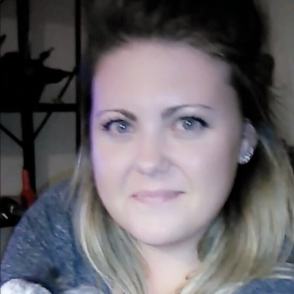 Profile Picture of Danielle Hendricks (@henddan22) on Poshmark