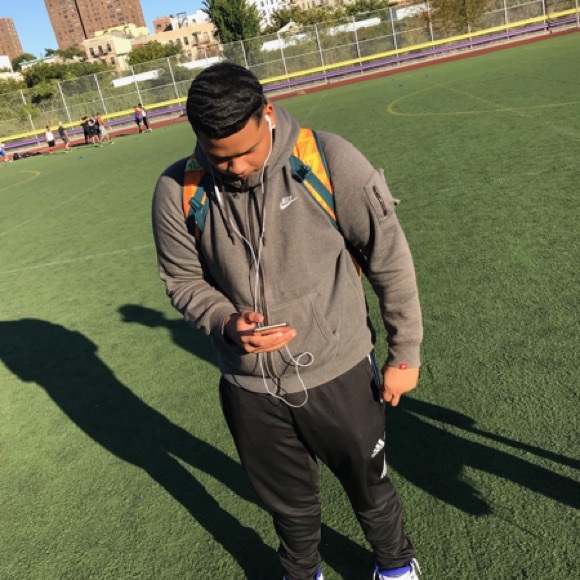 Profile Picture of Eliziah Mclauchlin (@elirozay) on Poshmark