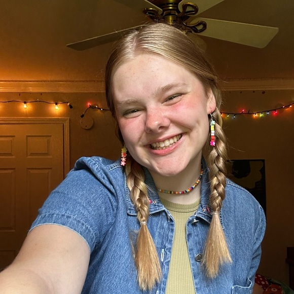 Profile Picture of Whitney Dyer (@whitneybdyer) on Poshmark