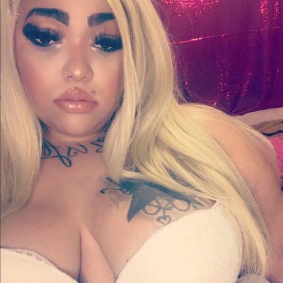Profile Picture of Desirae Campbell (@desiraecampb472) on Poshmark