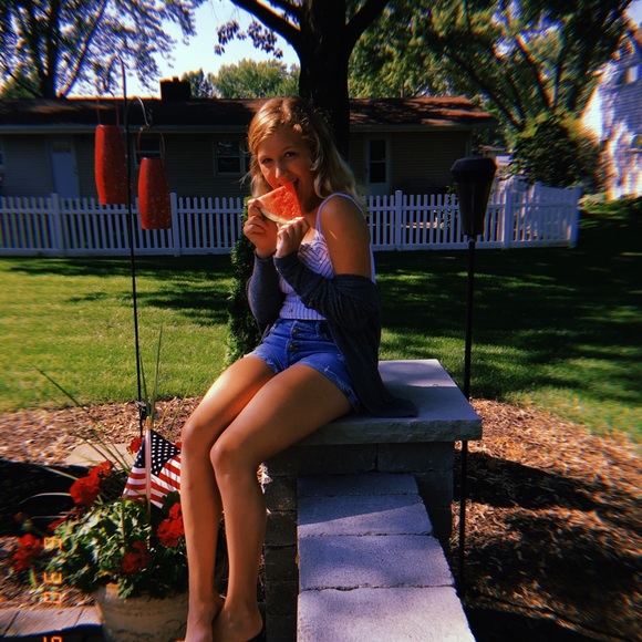 Profile Picture of Lilly Powers (@lilpowers22) on Poshmark