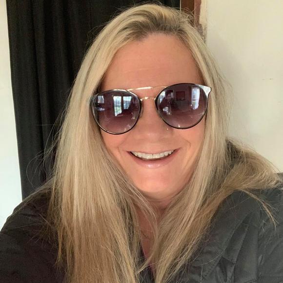 Profile Picture of Gina Slupe (@ginaslupe) on Poshmark