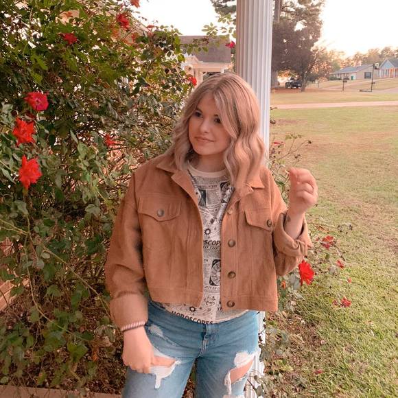 Profile Picture of Cece Cearley (@cecemetcalf) on Poshmark