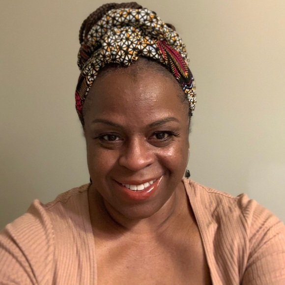 Profile Picture of Leslie Connor (@leslieconnor936) on Poshmark