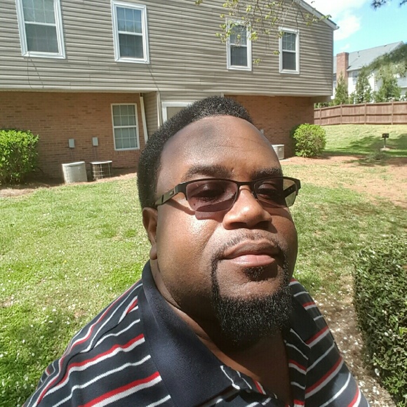 Profile Picture of Ronald Rhett (@ronj2017) on Poshmark