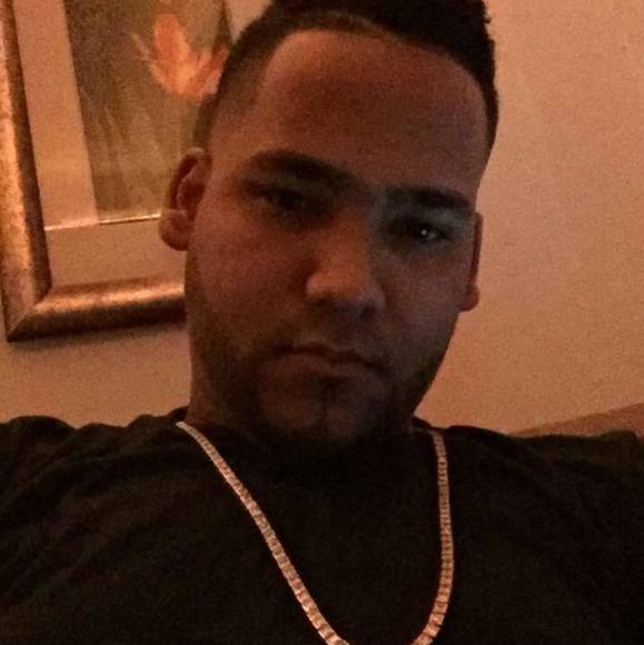 Profile Picture of Luis Guzman (@elmasmmml) on Poshmark