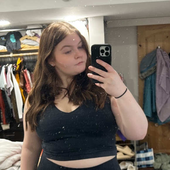 Profile Picture of Gwen Pettibone (@gwendolynna) on Poshmark