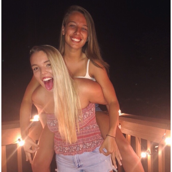 Profile Picture of Danielle Dowling (@dowlinde) on Poshmark