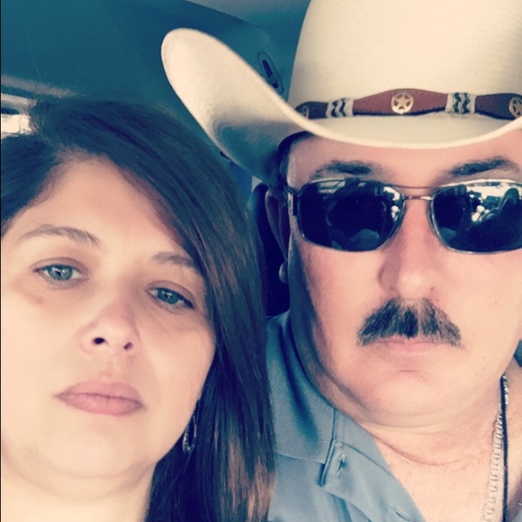 Profile Picture of Del Alvarez (@deliciaalvarez) on Poshmark