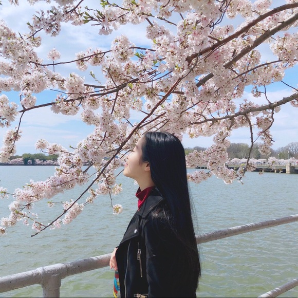 Profile Picture of Shuwen Lin (@olioli0214) on Poshmark