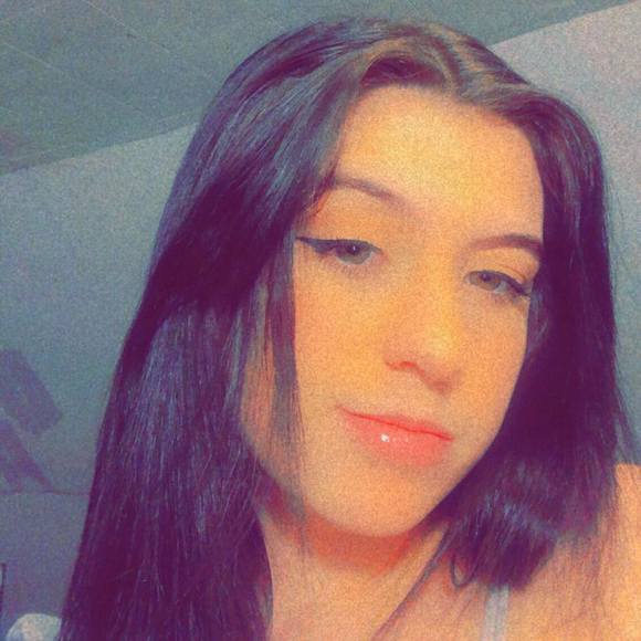 Profile Picture of Victoria Reynolds (@victoriareyn464) on Poshmark