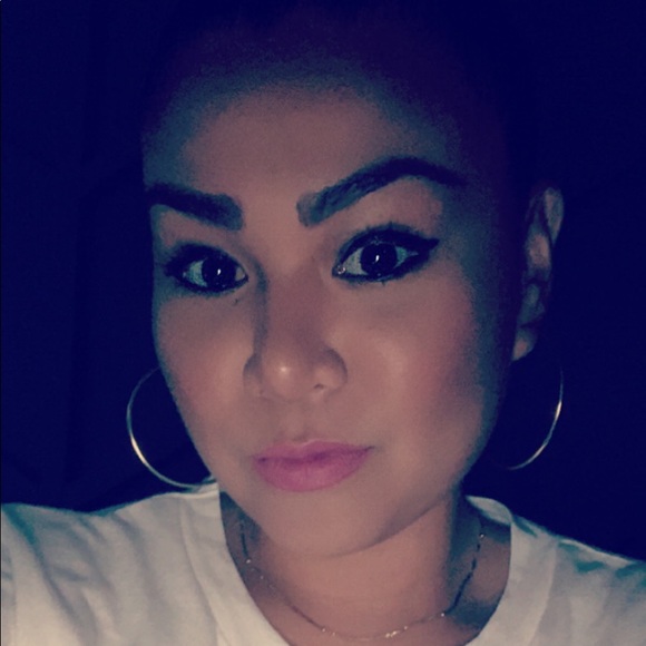 Profile Picture of Abigail Deyro (@abigaildeyro) on Poshmark