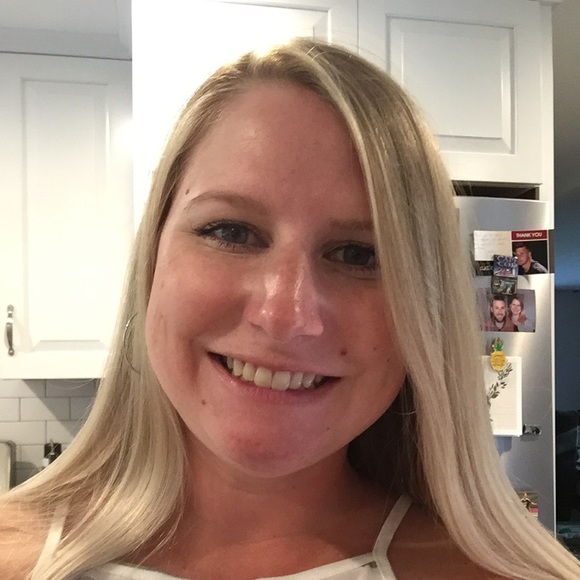 Profile Picture of Andrea Modlish (@andreamodlish) on Poshmark