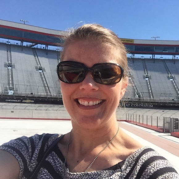 Profile Picture of Christie Swinney (@cswinney7) on Poshmark