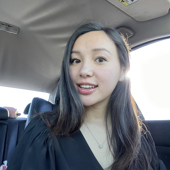 Profile Picture of Trinh Dinh (@trinhdinhhh) on Poshmark