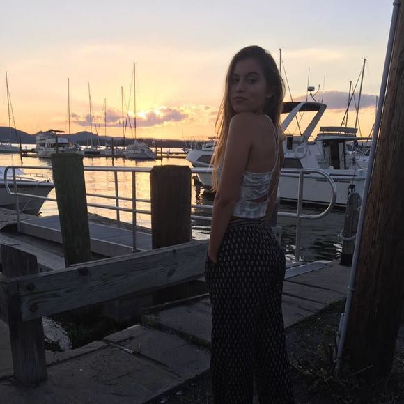 Profile Picture of Daniela Rodrigues (@daniela_awezing) on Poshmark