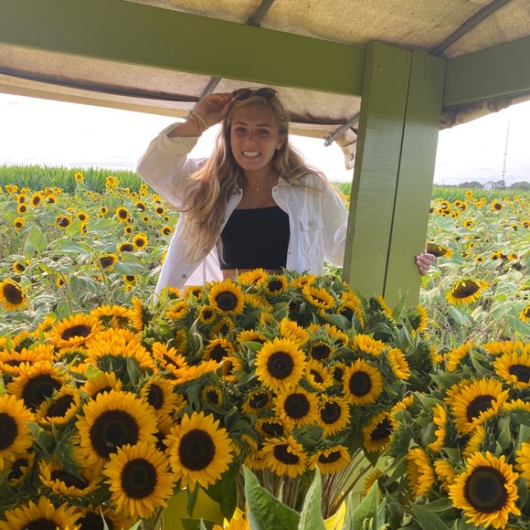 Profile Picture of Renee Cormier (@reneecormierr) on Poshmark