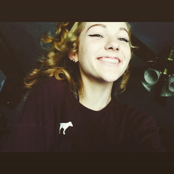 Profile Picture of Karlie Miner (@karlierhea) on Poshmark