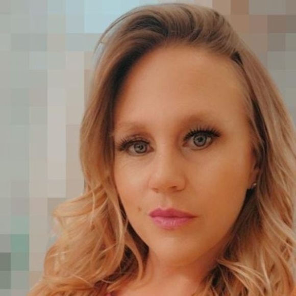 Profile Picture of Amanda Abee (@amandaabee) on Poshmark