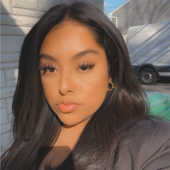 Profile Picture of Susan Flores (@comeupbeauty) on Poshmark