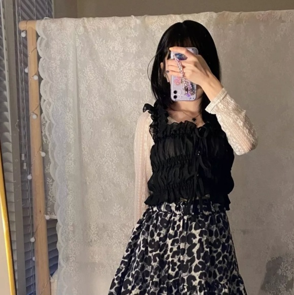 Profile Picture of Eunni D (@navexa) on Poshmark