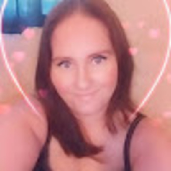 Profile Picture of Anna Simanton (@annasimanton) on Poshmark