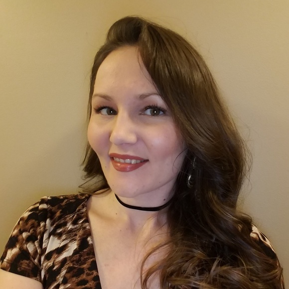 Profile Picture of Christina Grove (@dealme8353) on Poshmark