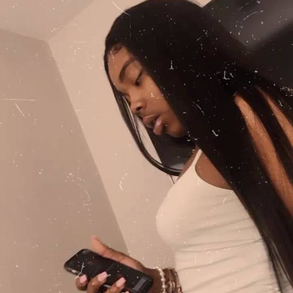 Profile Picture of Layah Layah (@lvyahh) on Poshmark