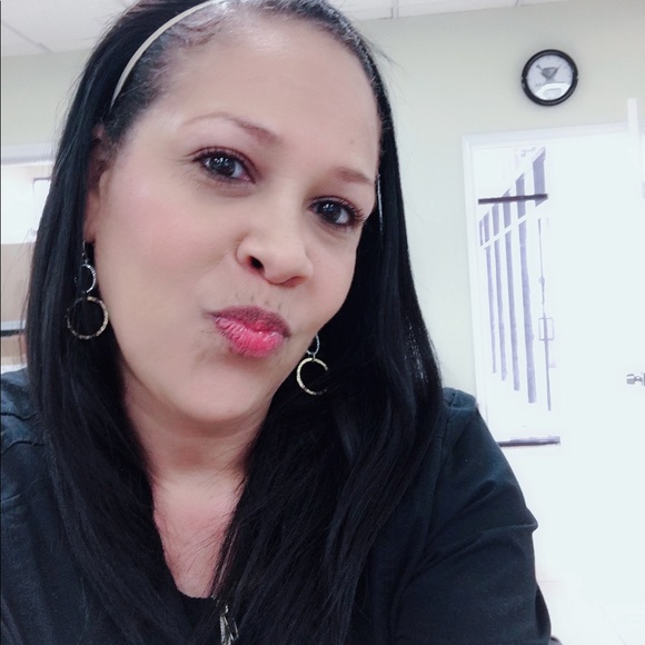 Profile Picture of Lisa Durden (@liloposher) on Poshmark