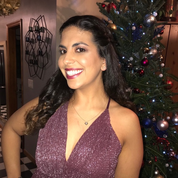 Profile Picture of Alexandra Gonzalez (@allieg2822) on Poshmark