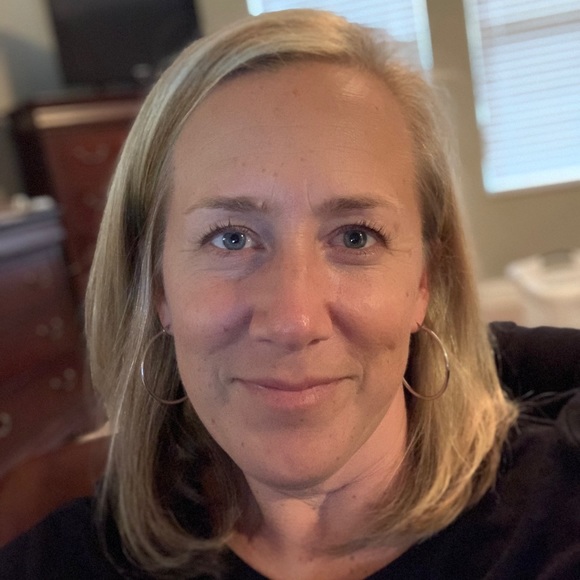 Profile Picture of Beth Broome (@fourbroomes) on Poshmark