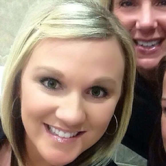 Profile Picture of Nicole Heltsley (@nicoleheltsley) on Poshmark