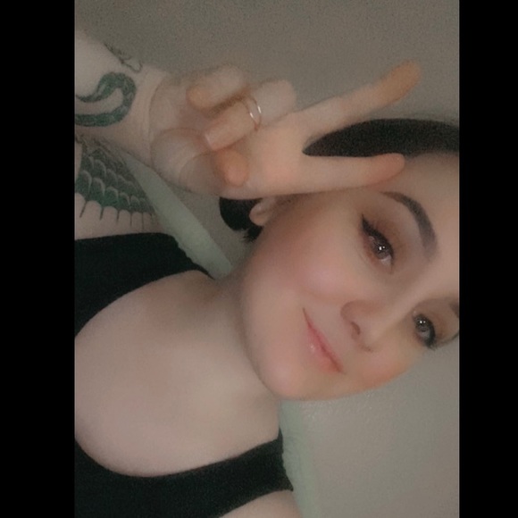 Profile Picture of Brooke Hedding (@pmalove) on Poshmark