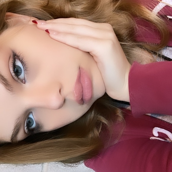 Profile Picture of Julia Thielbar (@iamsoslay) on Poshmark