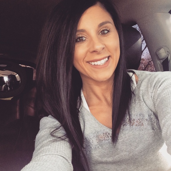 Profile Picture of Jessica Alves (@jessica_ann2105) on Poshmark