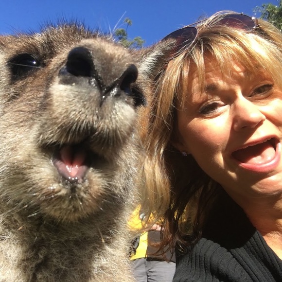 Profile Picture of Laura Daniels (@lauradaniels398) on Poshmark