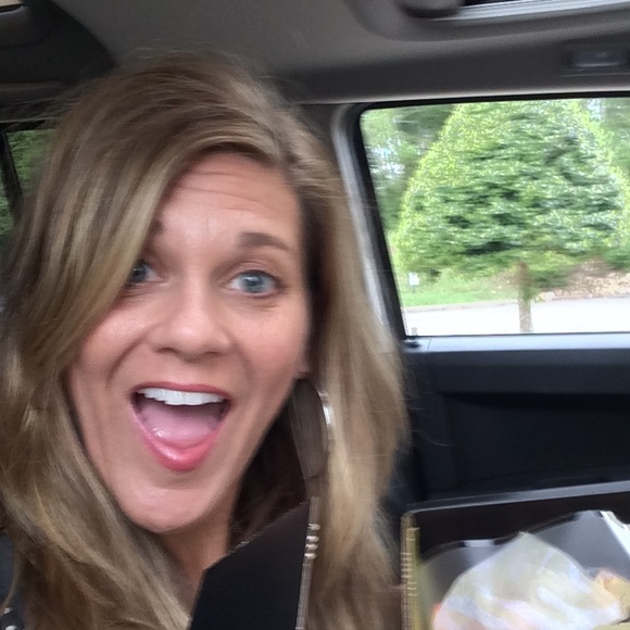 Profile Picture of Lisa Rives (@elmerjune) on Poshmark