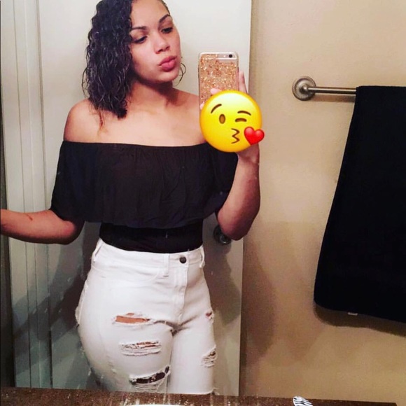 Profile Picture of Jasmine Irving (@sweetestgirl___) on Poshmark