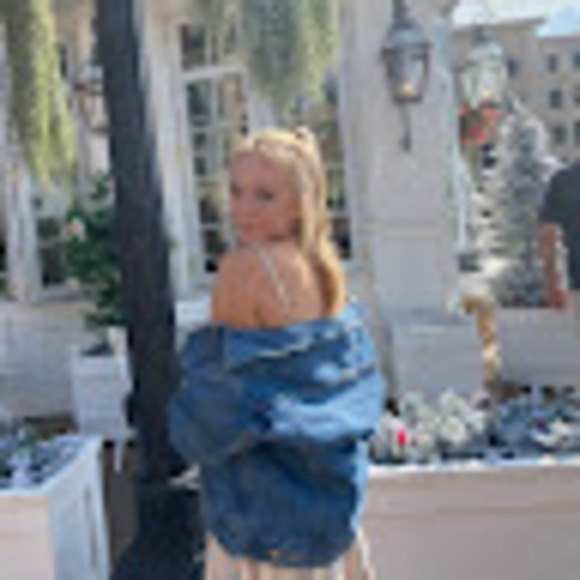 Profile Picture of Avery Patterson (@averypatters329) on Poshmark
